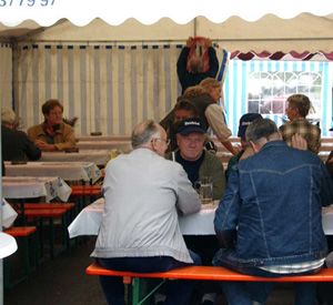 Hoffest Schne Aussicht im Zelt mit Garnituren