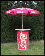 Coca Cola Tonne mit Schirm